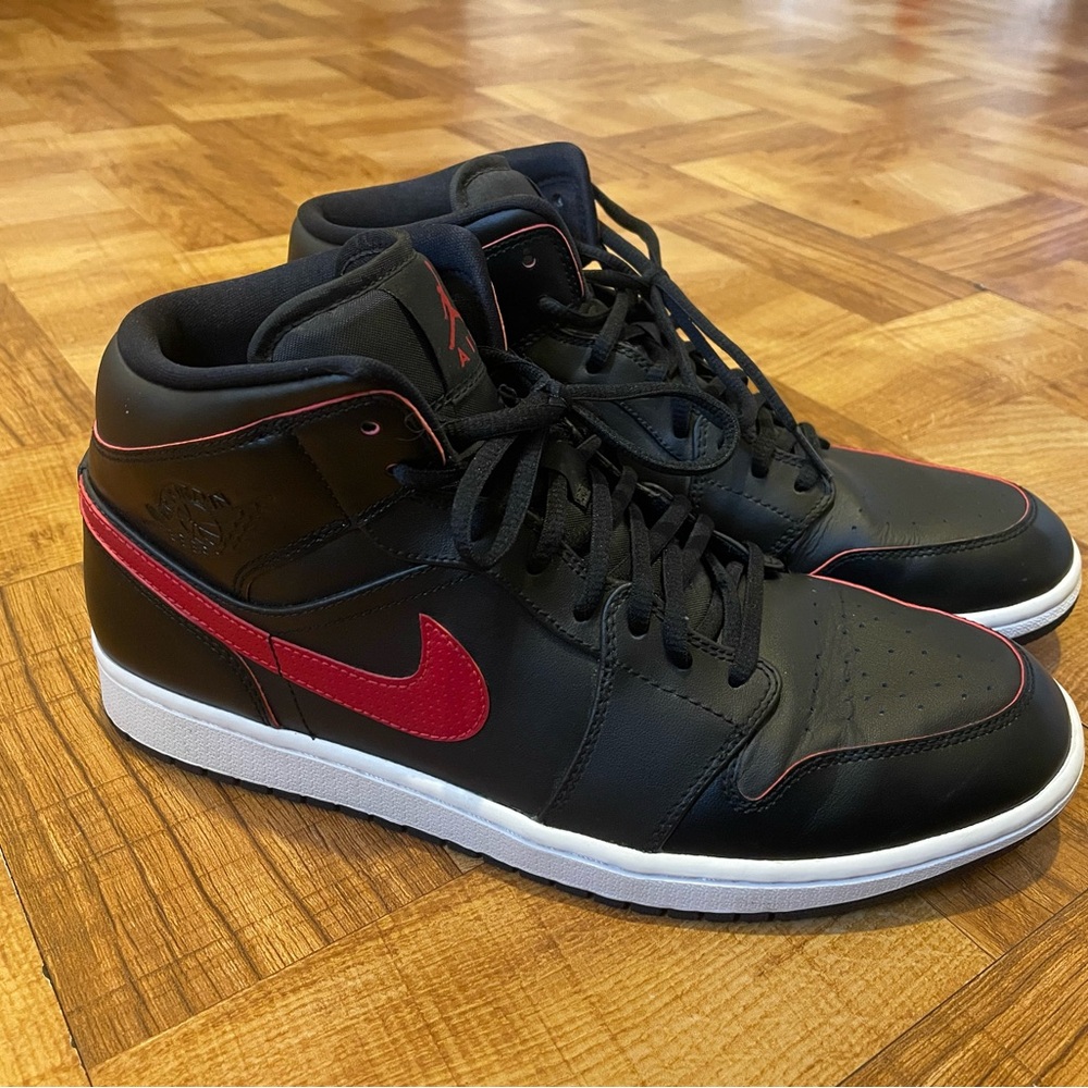 Nike Men's Black & Red Sneakers Air Jordan 1 Retro Bred High OG with red accents